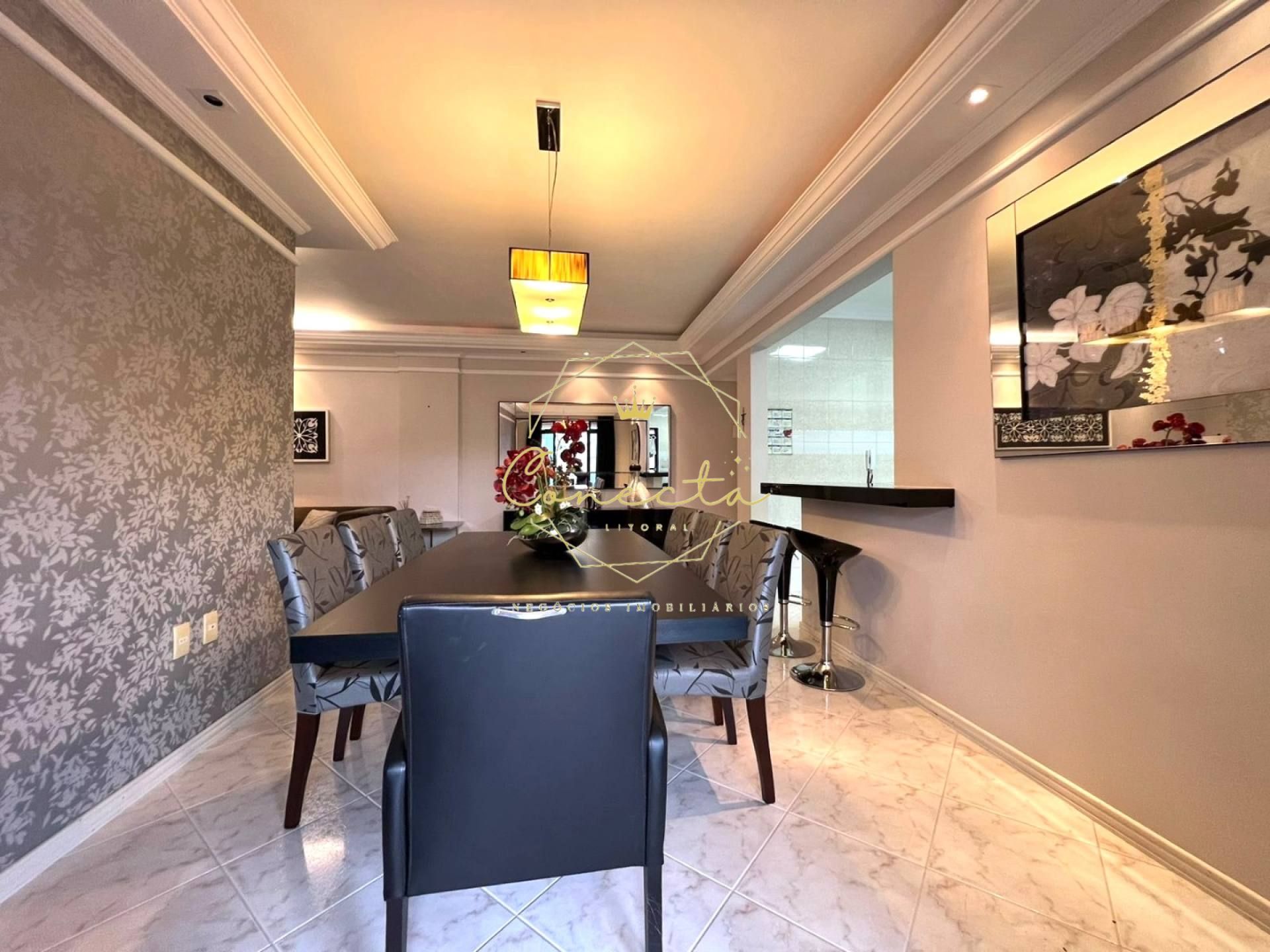 QUADRA MAR VISTA MAR!!! Apartamento a venda 3 dormitórios todo reformado, sendo 1 suíte, 1 vaga de garagem que cabem 2 carros.