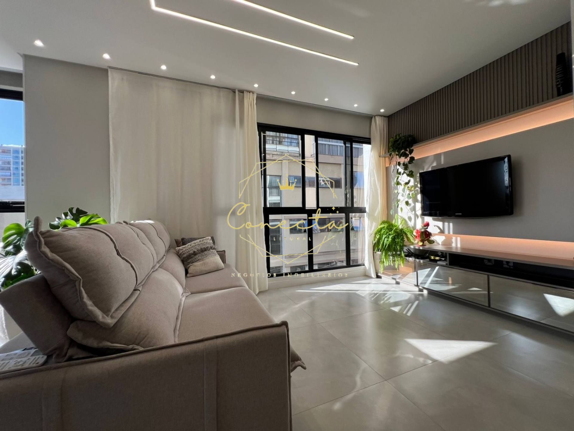 CONECTA LITORAL NEGÓCIOS IMOBILIÁRIOS VENDE! Apartamento 2 suítes mobiliado, 2 vagas de garagem