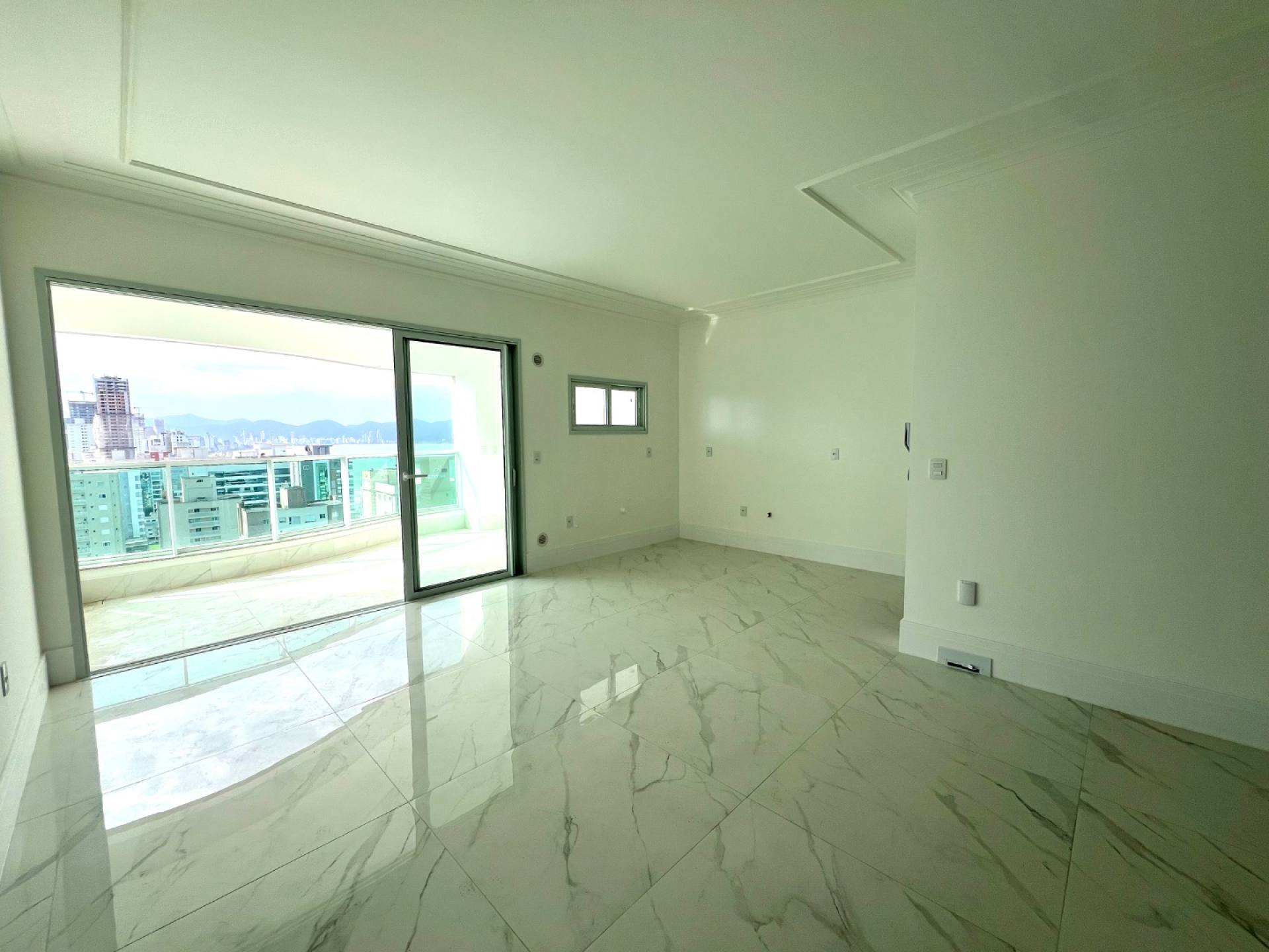 APARTAMENTO QUADRA MAR A VENDA, composto de 4 suítes andar alto, com 3 vagas de gata