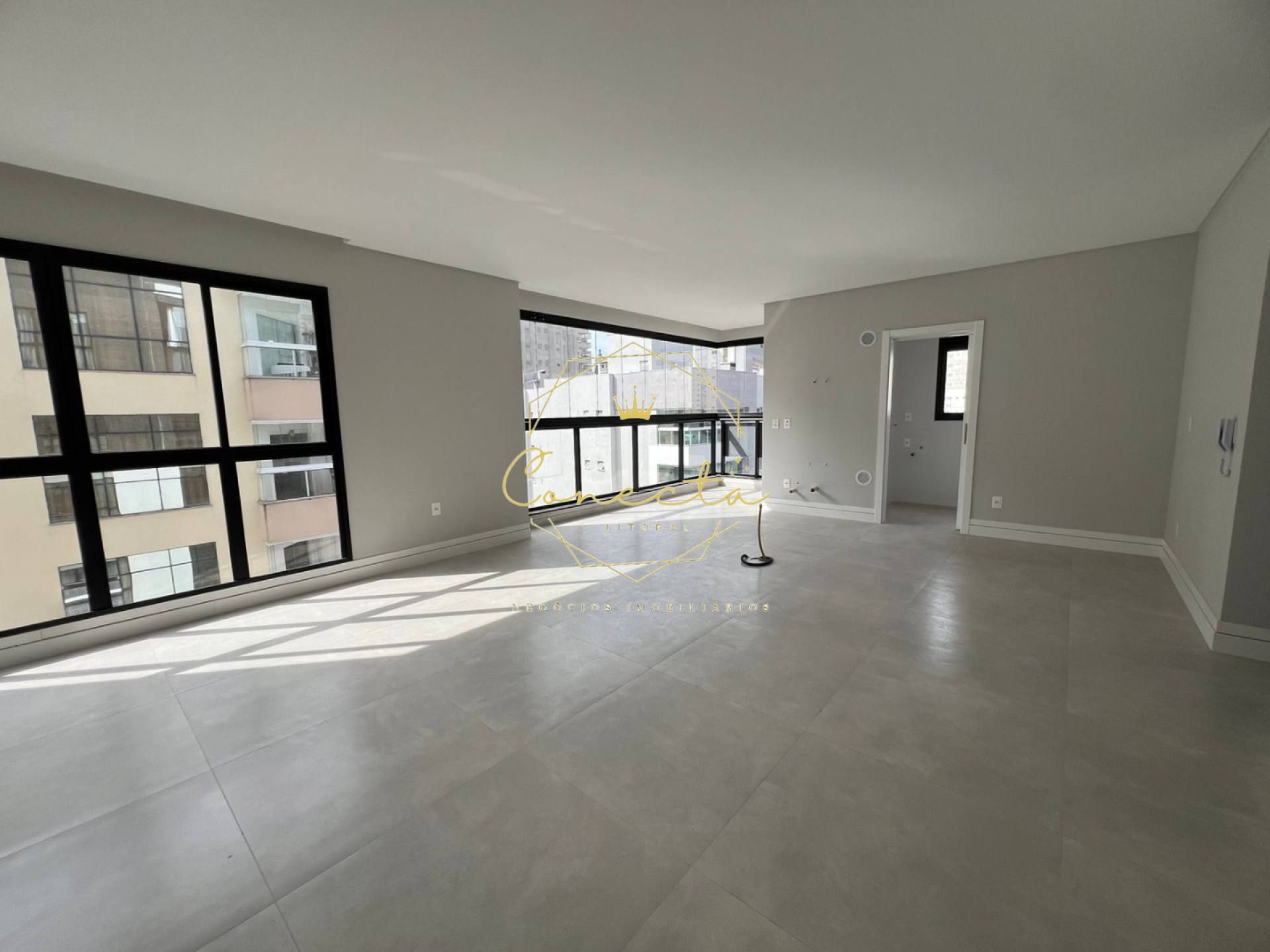 APARTAMENTO a venda em itapema/ meia praia. Composto de 2 suítes, andar alto, 2 vagas separadas e escrituradas!!