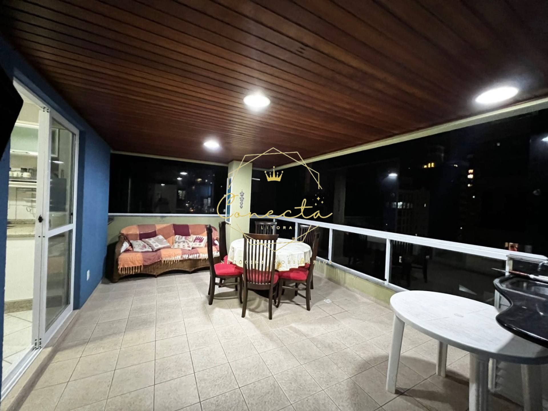 OPORTUNIDADE! Apartamento à venda 4 dormitórios sendo 2 suítes, mobiliado, com duas vagas separadas,