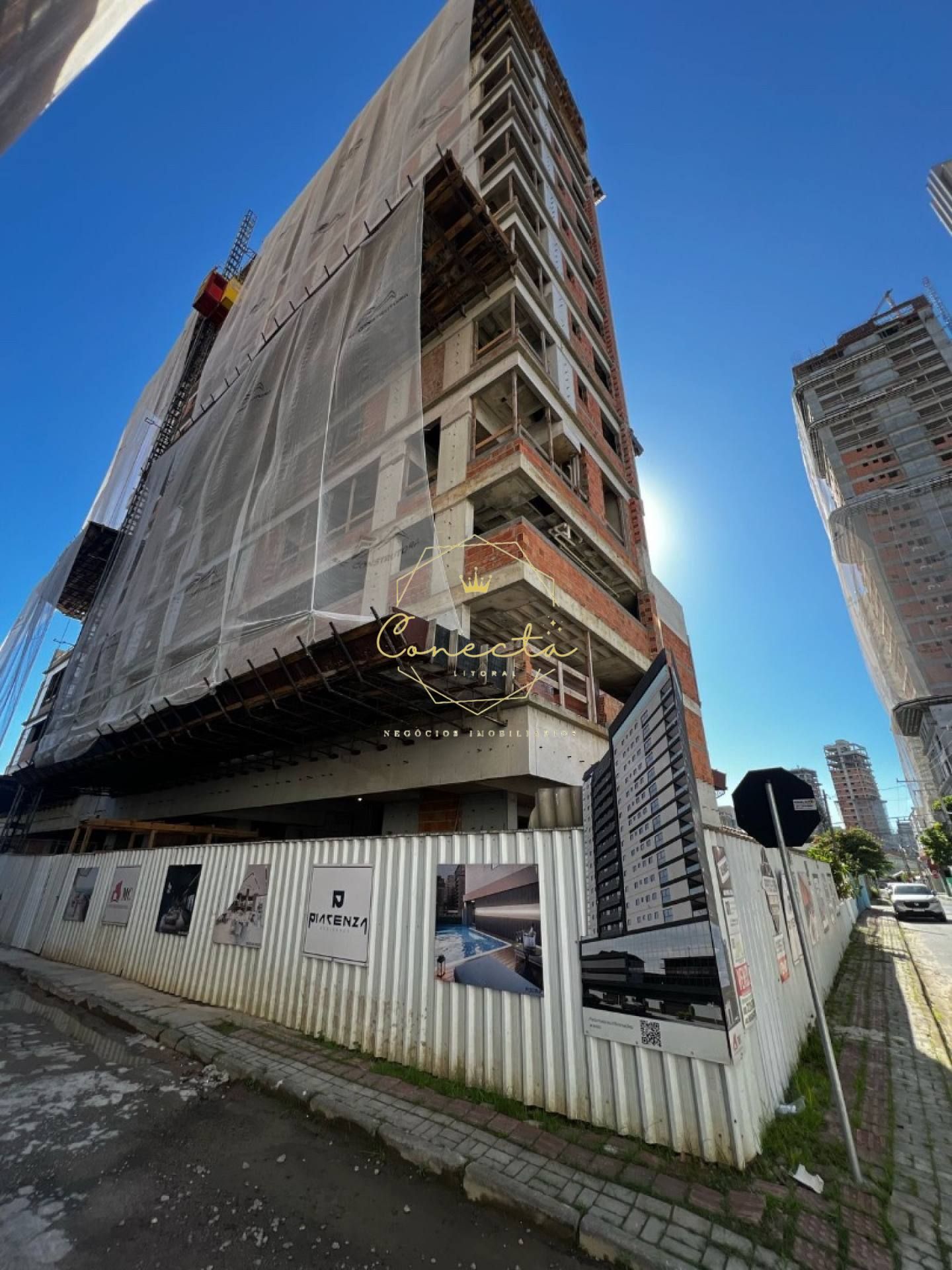 COBERTURA a venda no PEREQUÊ. São 3 suítes com duas vagas de garagem.