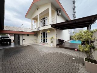 CASA A VENDA EM ÓTIMA LOCALIZAÇÃO EM BRUSQUE!!