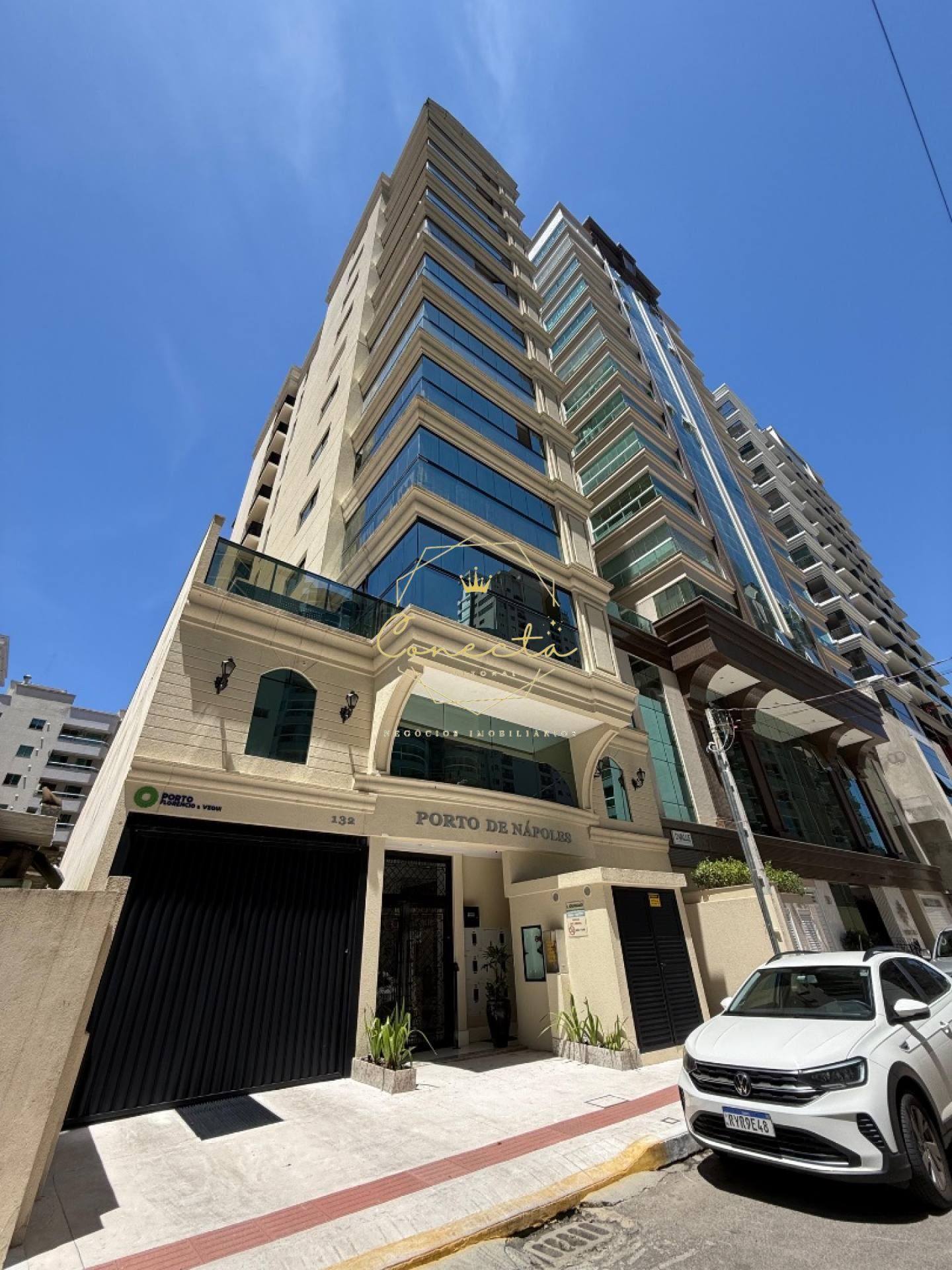 QUADRA MAR A VENDA!! Mobiliado, 3 suítes, 2 vagas!