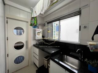 OPORTUNIDADE NA QUADRA DO MAR A VENDA! Apartamento mobiliado!