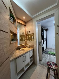 OPORTUNIDADE NA QUADRA DO MAR A VENDA! Apartamento mobiliado!