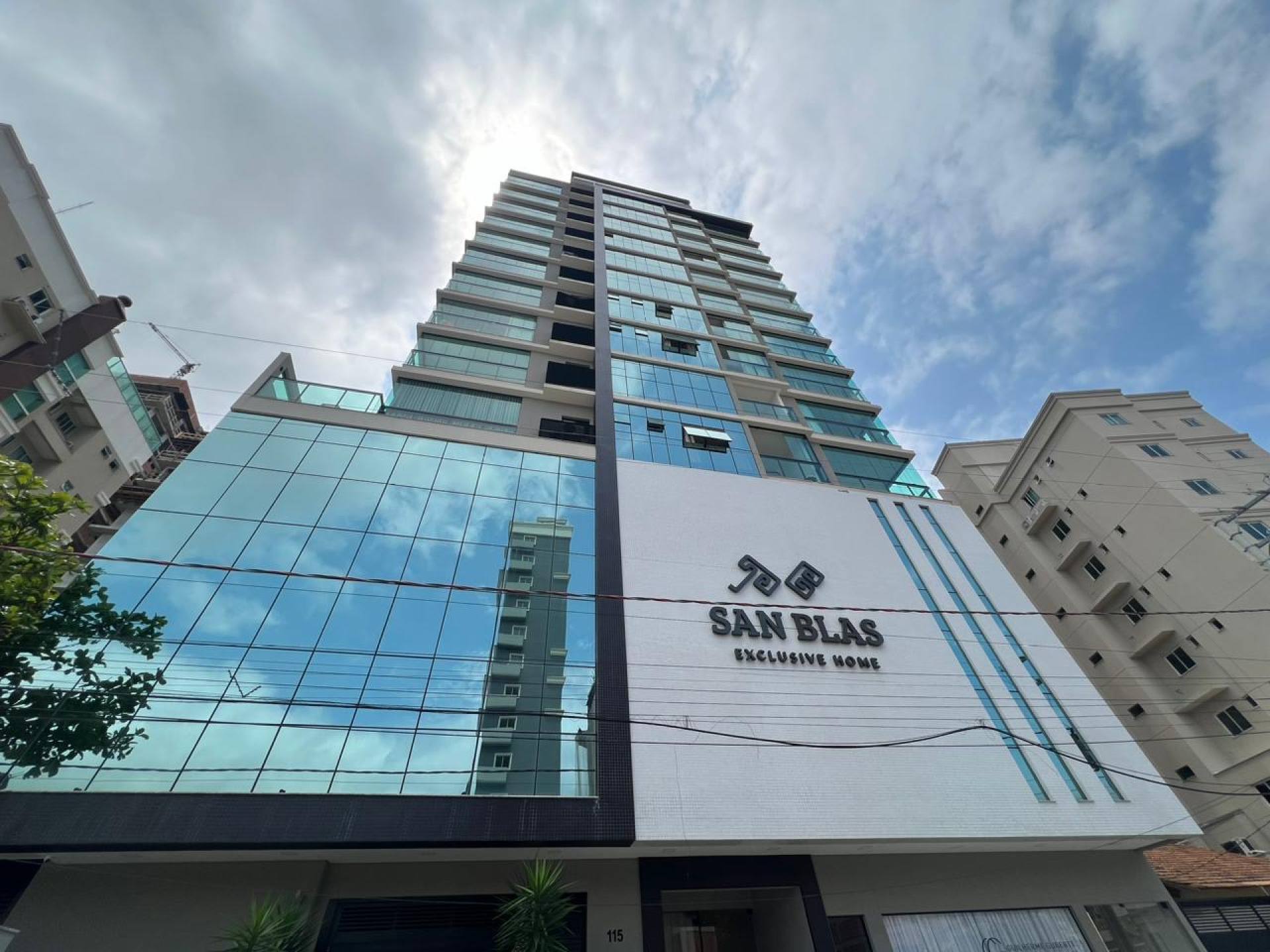 Apartamento à venda mobiliado no PEREQUE!