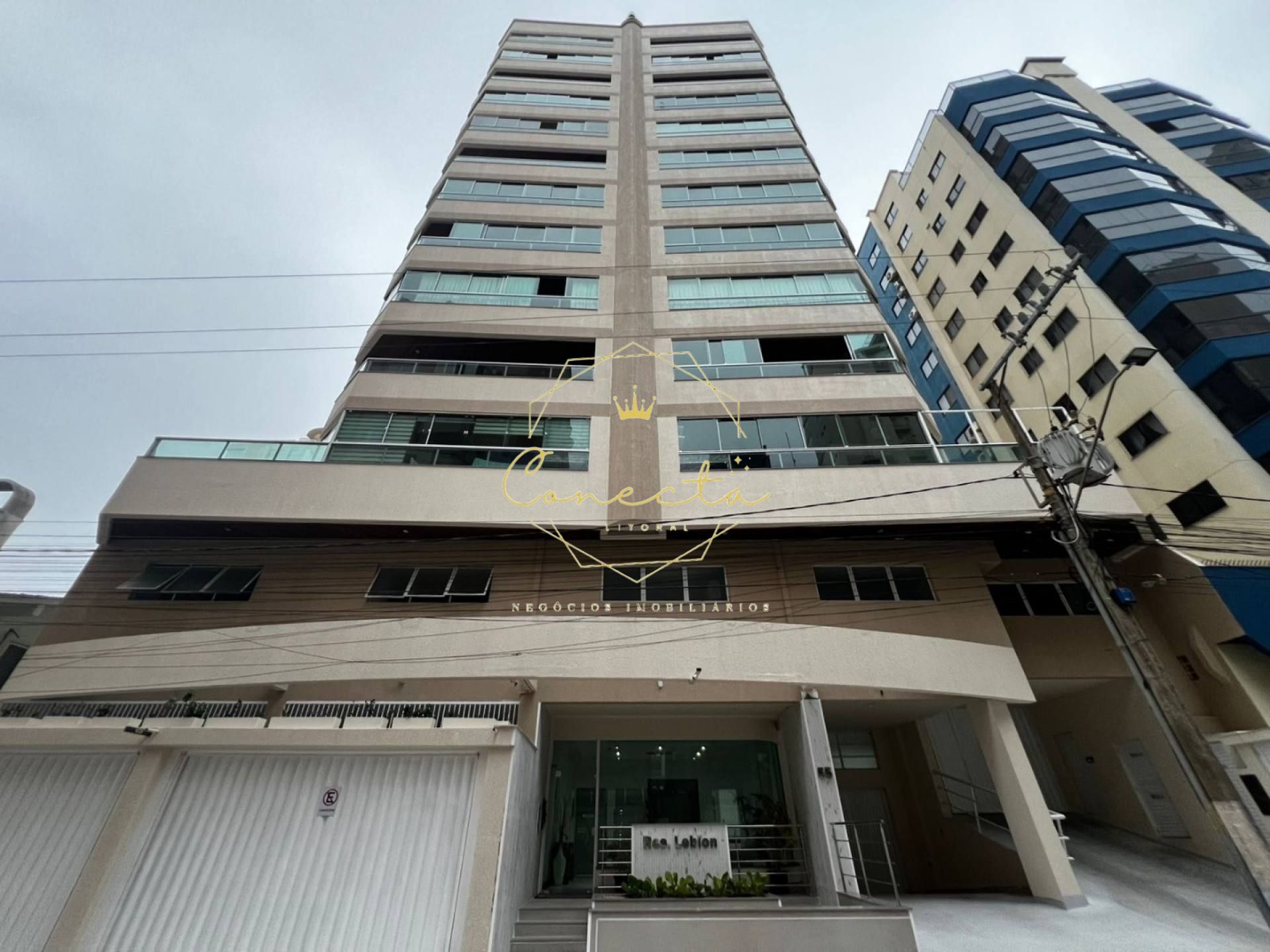 Oportunidade mobiliada com VISTA MAR. 3 dormitórios com 3 vagas de garagem!