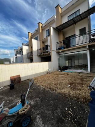 Sobrado triplex mobiliado a venda e BRUSQUE!!