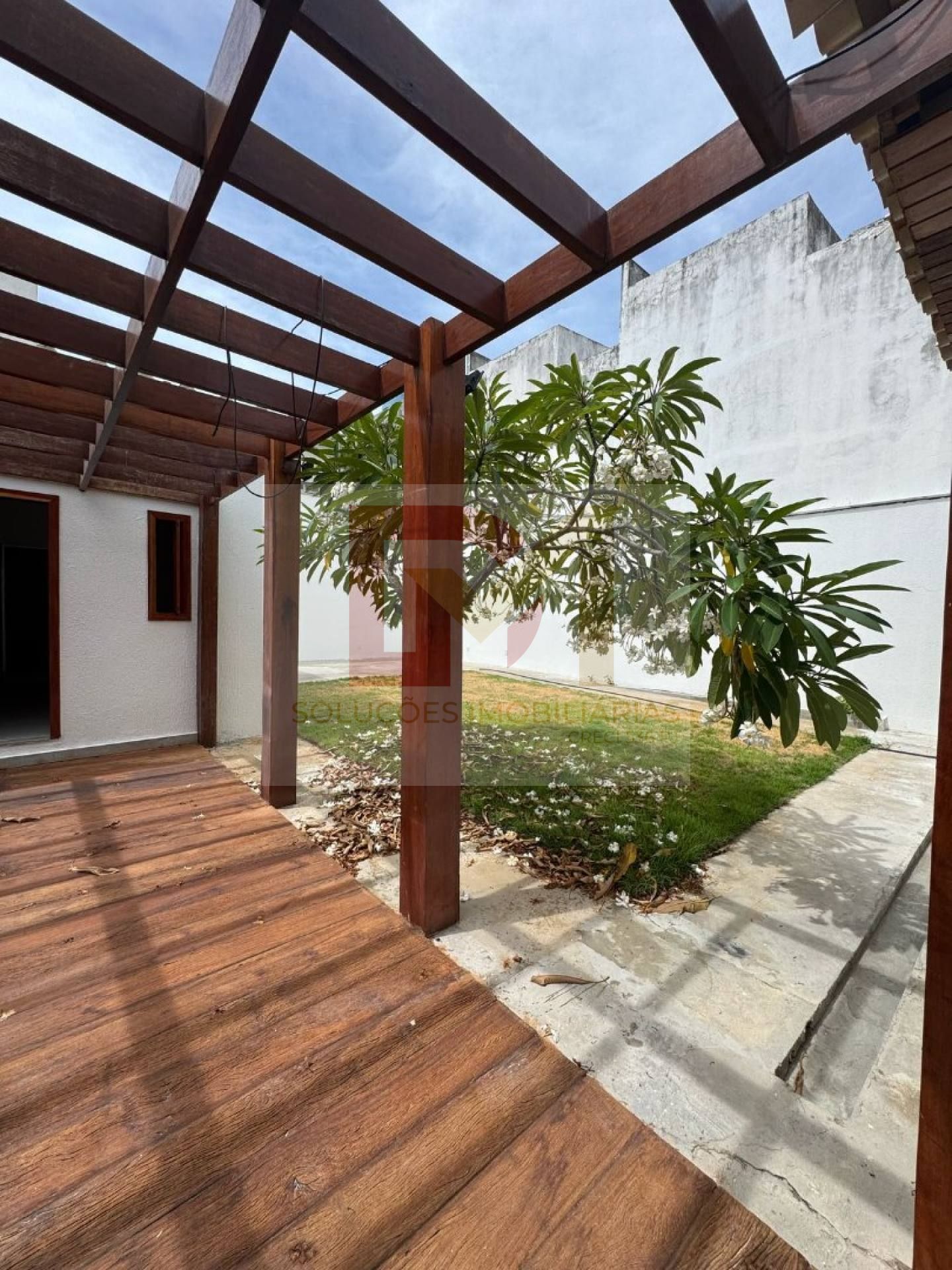 Casa Para Vender com 2 suítes no bairro Atalaia em Aracaju.