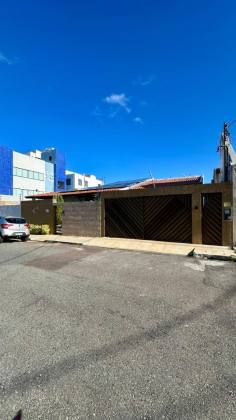 Casa ampla / Com grande Potencial Comercial .