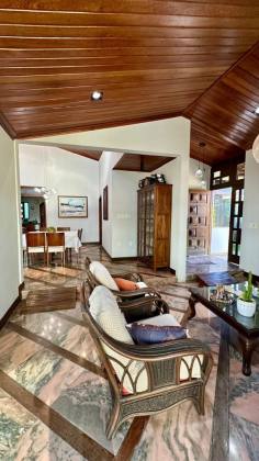 Casa ampla / Com grande Potencial Comercial .