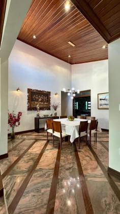 Casa ampla / Com grande Potencial Comercial .