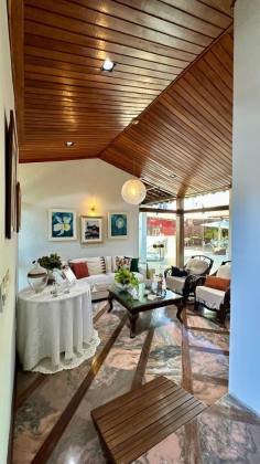 Casa ampla / Com grande Potencial Comercial .