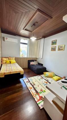 Casa ampla / Com grande Potencial Comercial .