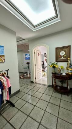 Casa ampla / Com grande Potencial Comercial .