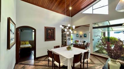 Casa ampla / Com grande Potencial Comercial .