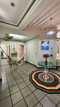 Casa ampla / Com grande Potencial Comercial .
