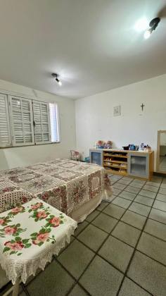 Casa ampla / Com grande Potencial Comercial .