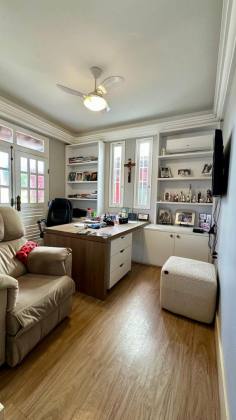 Casa ampla / Com grande Potencial Comercial .