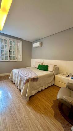 Casa ampla / Com grande Potencial Comercial .