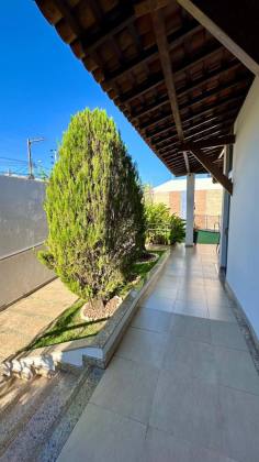 Casa ampla / Com grande Potencial Comercial .