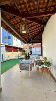 Casa ampla / Com grande Potencial Comercial .