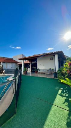 Casa ampla / Com grande Potencial Comercial .