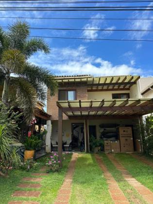 Casa no Condomínio Demerval Mattos – Exclusividade, Natureza e Localização Privilegiada na Atalaia