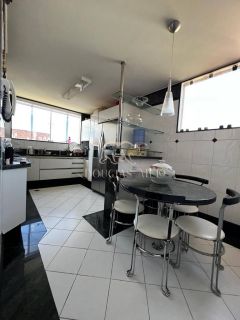 Vendo Belíssima Casa  2 pavimentos / Coroa do meio 