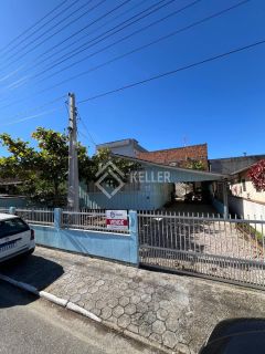 Casa de Madeira com Amplo Terreno – Próxima da Praia em Penha/SC