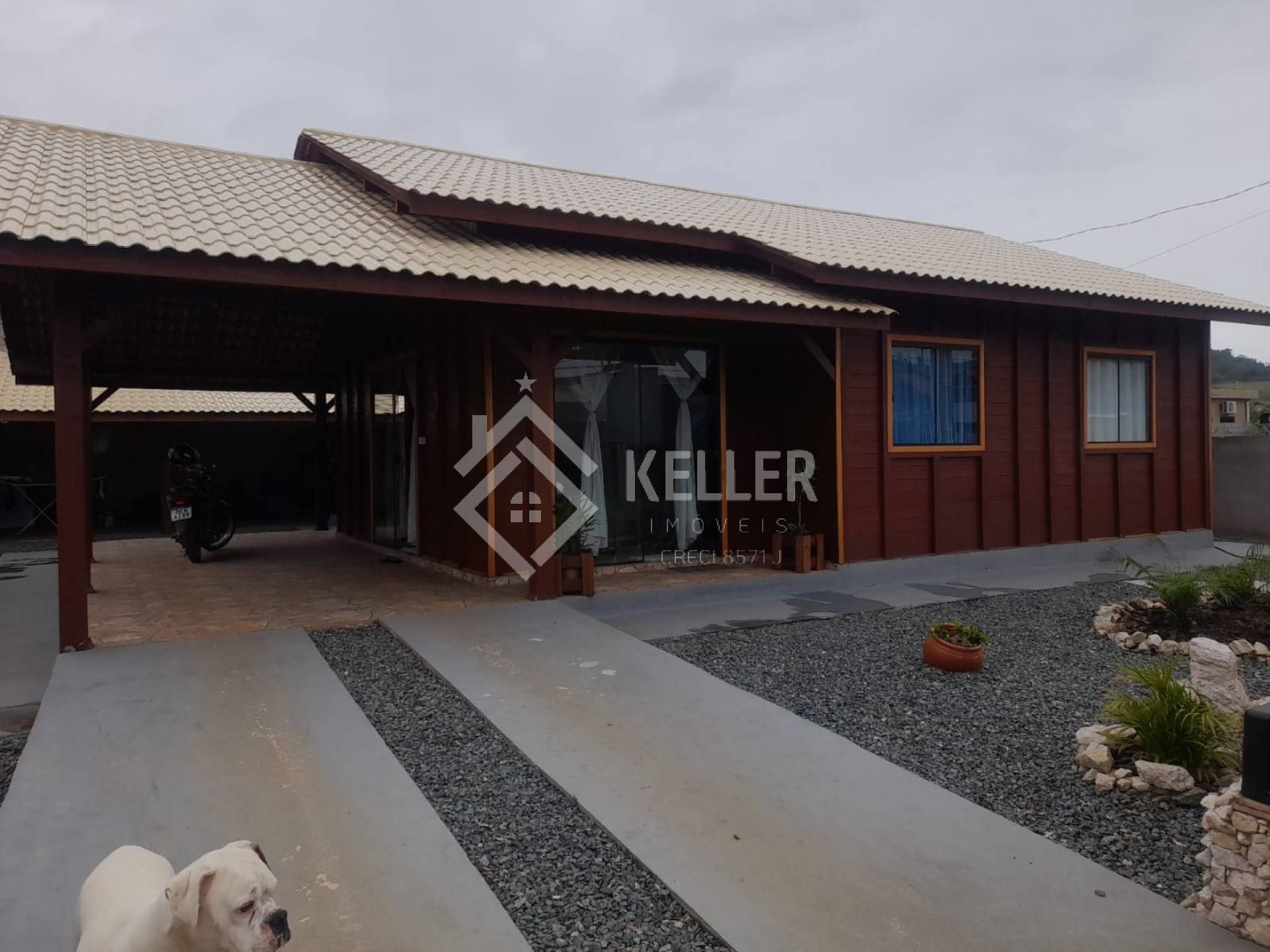 Casa com Edícula em Terreno Amplo – 300m² | 3 Quartos (1 Suíte) | Garagem Coberta para 2 Carros