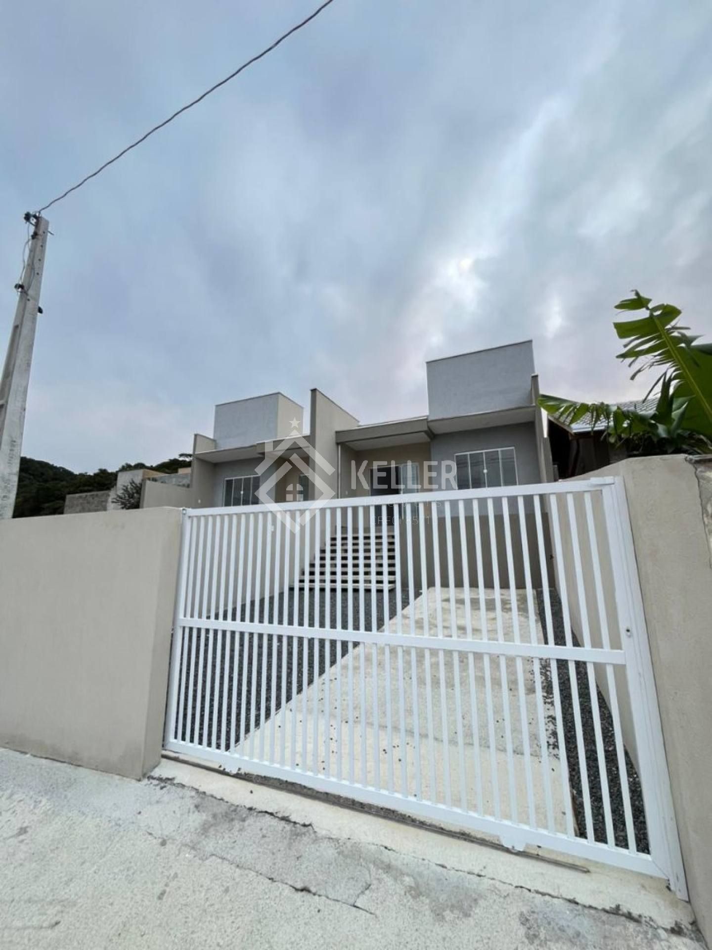 GEMINADO MODERNO COM SUÍTE, CHURRASQUEIRA E AMPLO ESPAÇO EXTERNO!