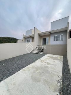 GEMINADO MODERNO COM SUÍTE, CHURRASQUEIRA E AMPLO ESPAÇO EXTERNO!