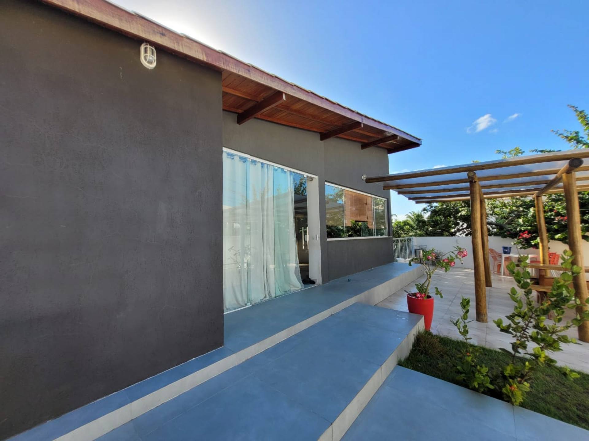 Viva em um cenário de luxo e exclusividade no renomado condomínio VILLAS DO BOSQUE.