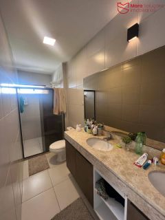Casa duplex em buraquinho 4/4 sendo 3 suites Nascente.
