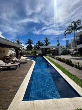 Casa duplex em buraquinho 4/4 sendo 3 suites Nascente.
