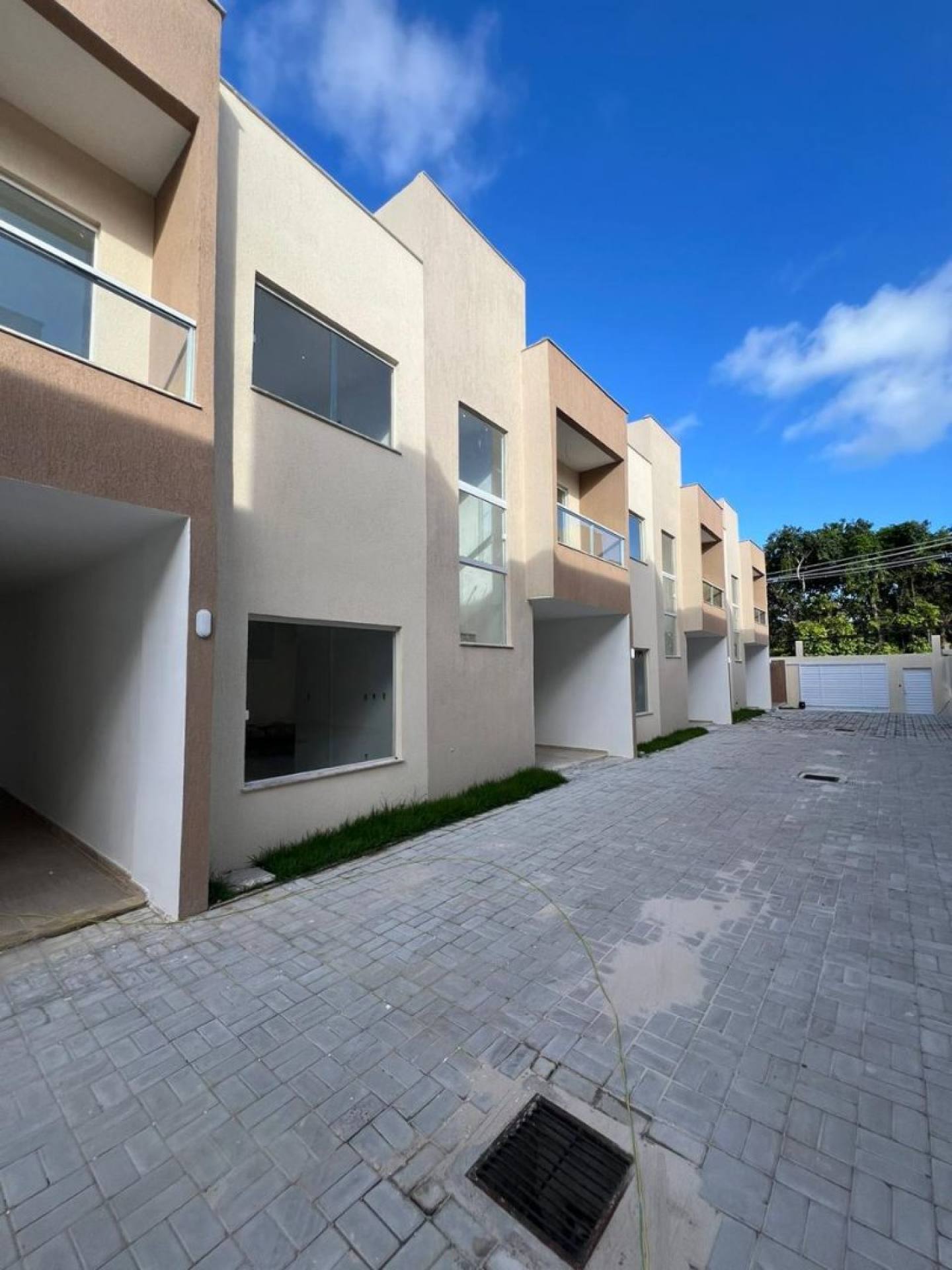 Duplex em Ipitanga: seu refúgio particular a 200 metros da praia.