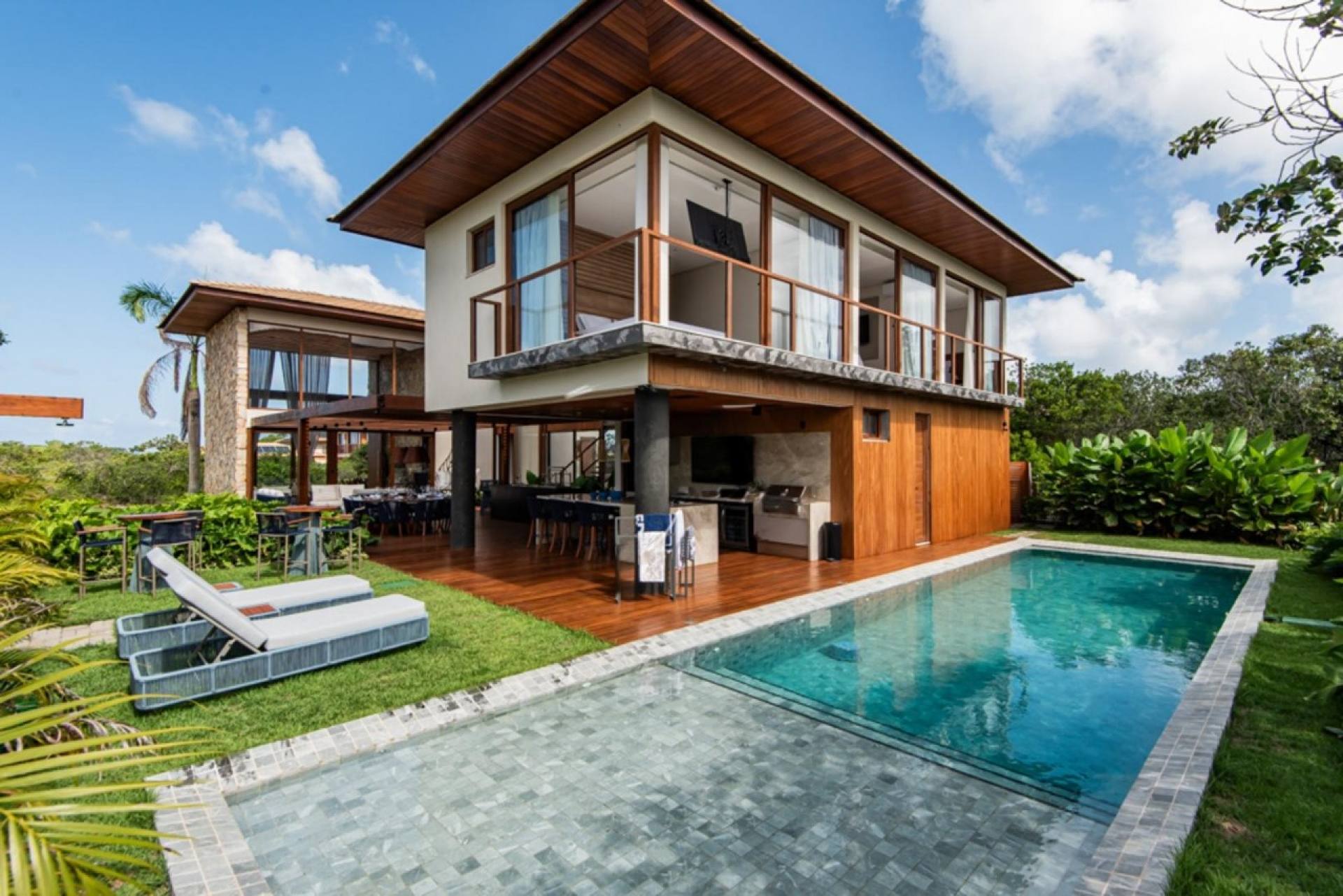 Seu Paraíso na Praia do Forte: Casa dos Sonhos no Condomínio Praia Bella!