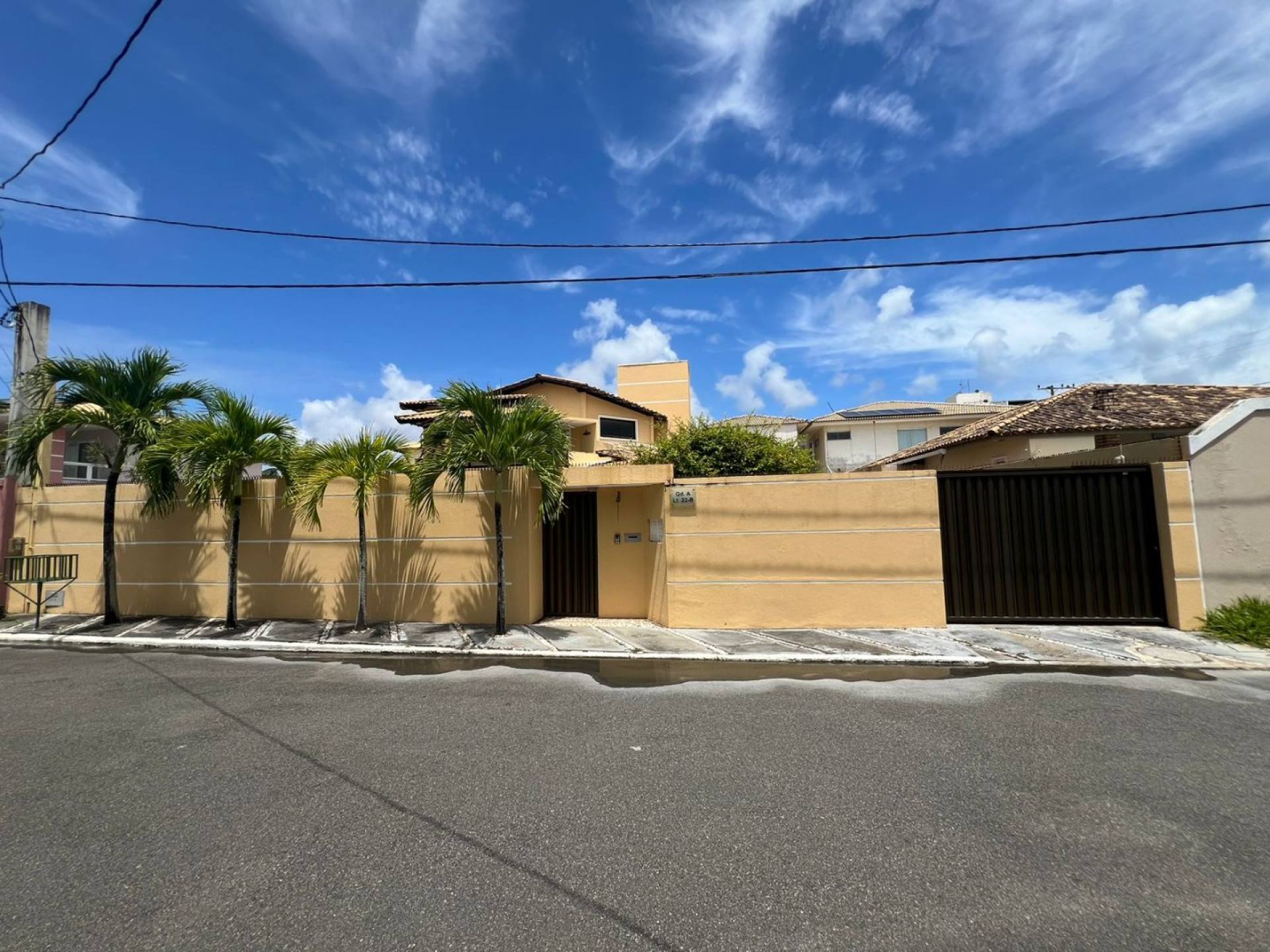 VENDO LINDA CASA DUPLEX 4/4 SENDO 03 SUITES SOLTA EM CONDOMINIO JARDIM DO ATLANTICO NO BAIRRO DE BURAQUINHO.