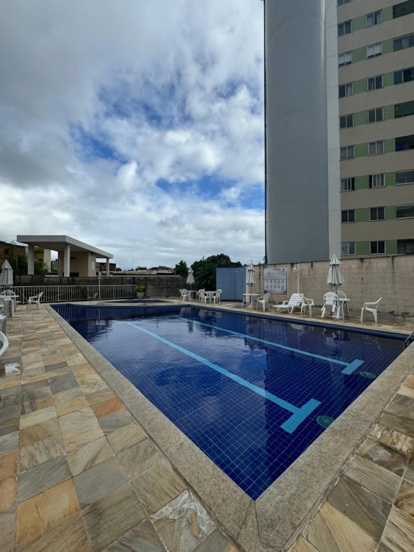 Apartamento, 2/4 c/ armários no centro de Lauro de Freitas.