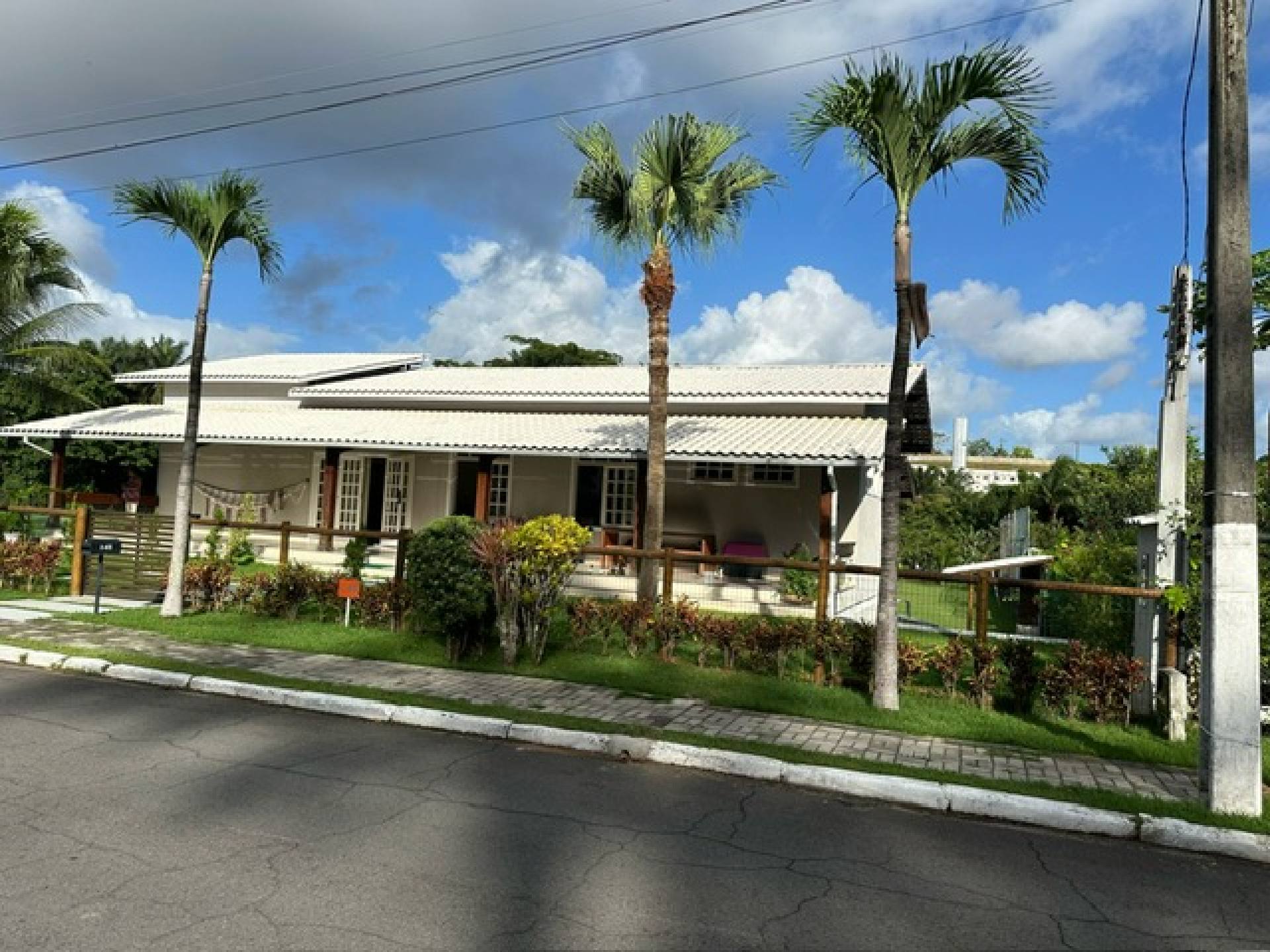 Casa térrea no CONDOMÍNIO ENCONTRO DAS ÁGUAS TODA REFORMA.