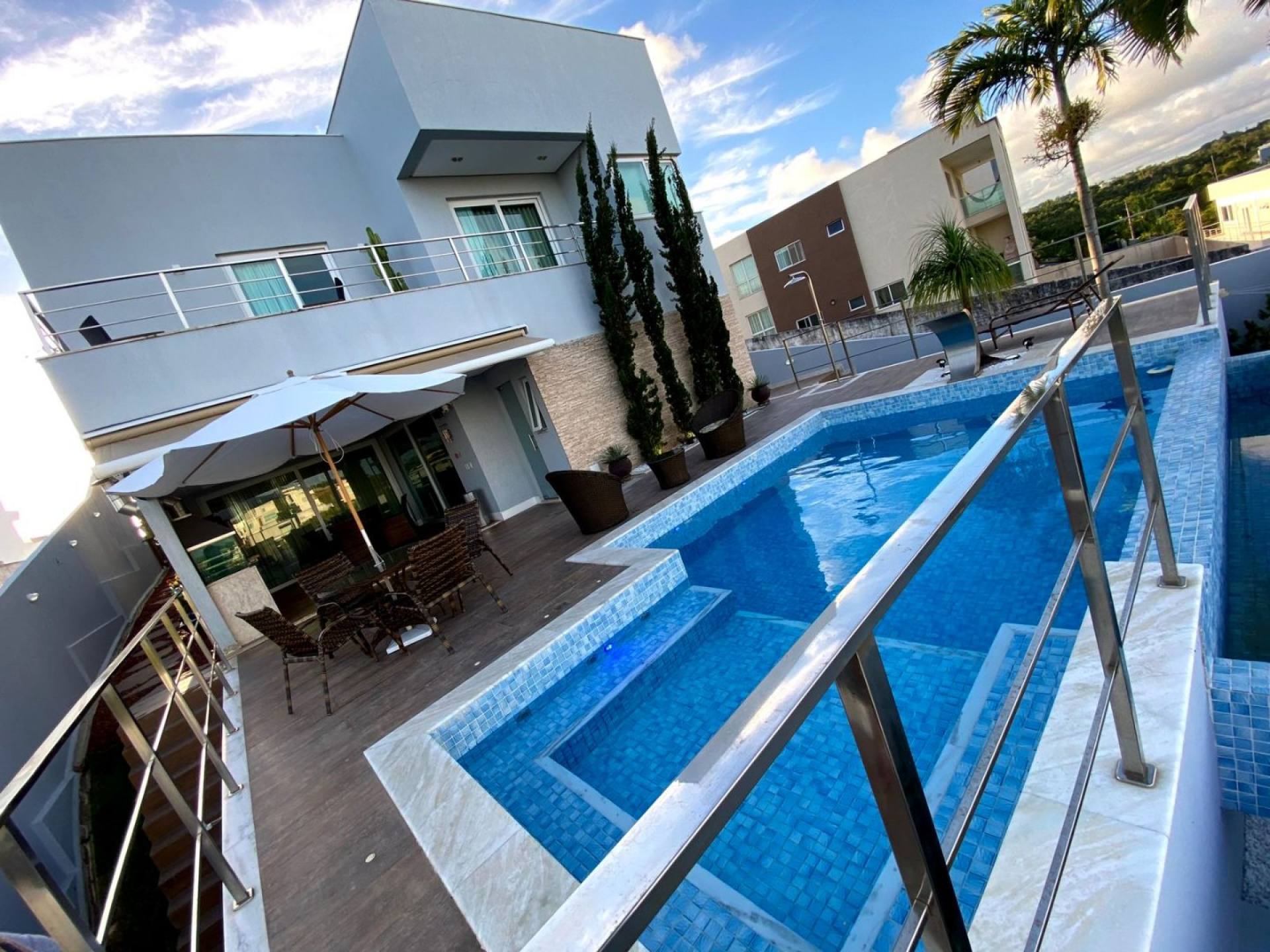 casa de alto padrão no Condomínio Alphaville Litoral Norte II.