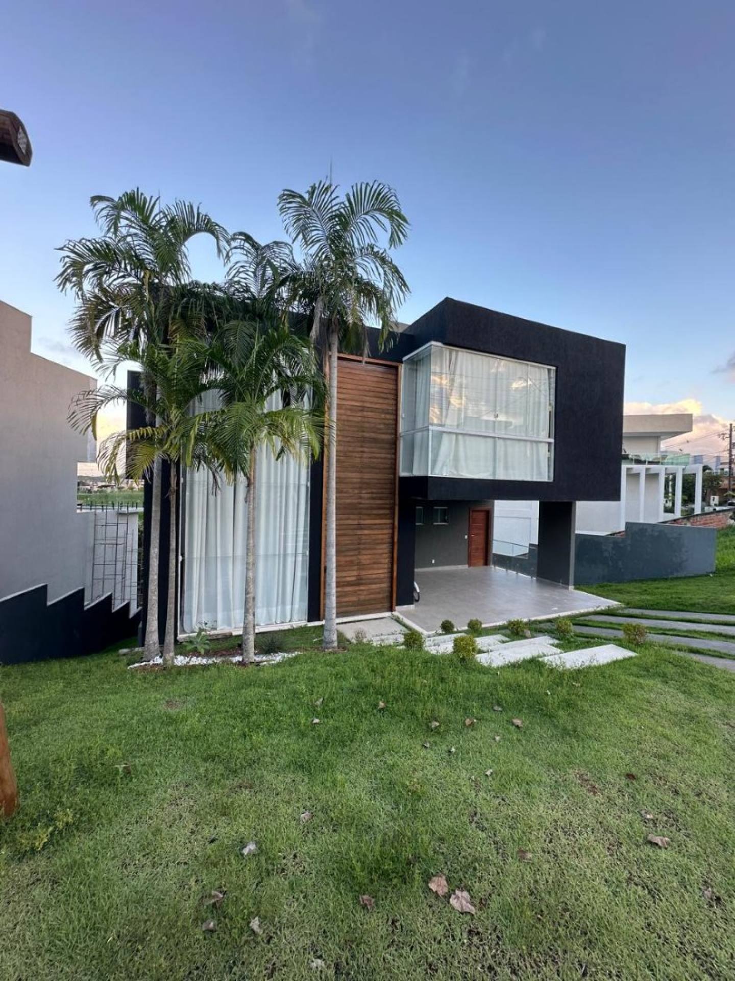 EXCLUSIVIDADE| MAGNÍFICA CASA EM ALPHAVILLE LITORAL NORTE 2| 4 SUÍTES| FINO ACABAMENTO| R$2.000.000,00