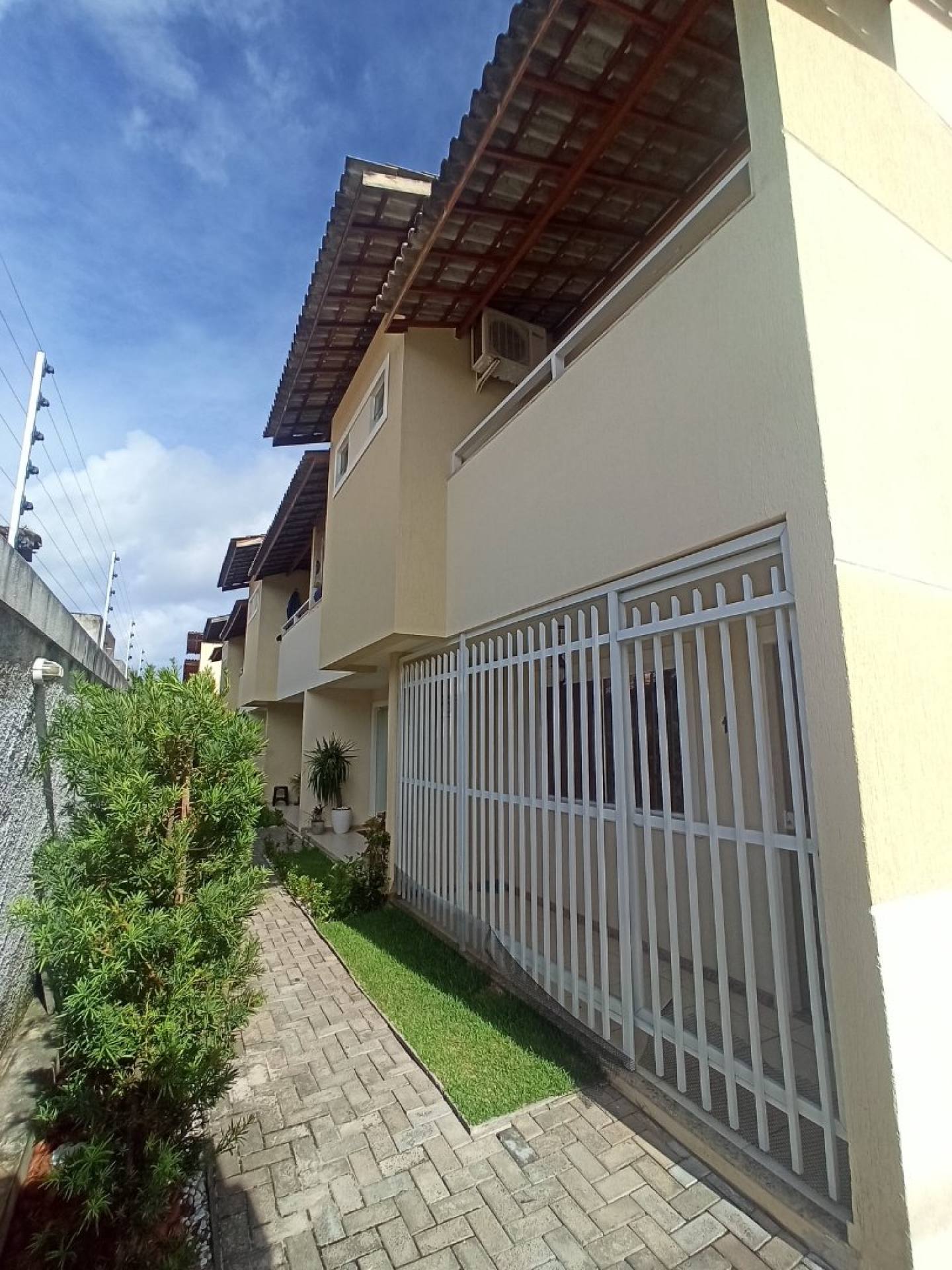 Casa com 3 suítes - Toda projetada - 550 metros da Orla de Vilas do Atlântico - Lauro de Freitas