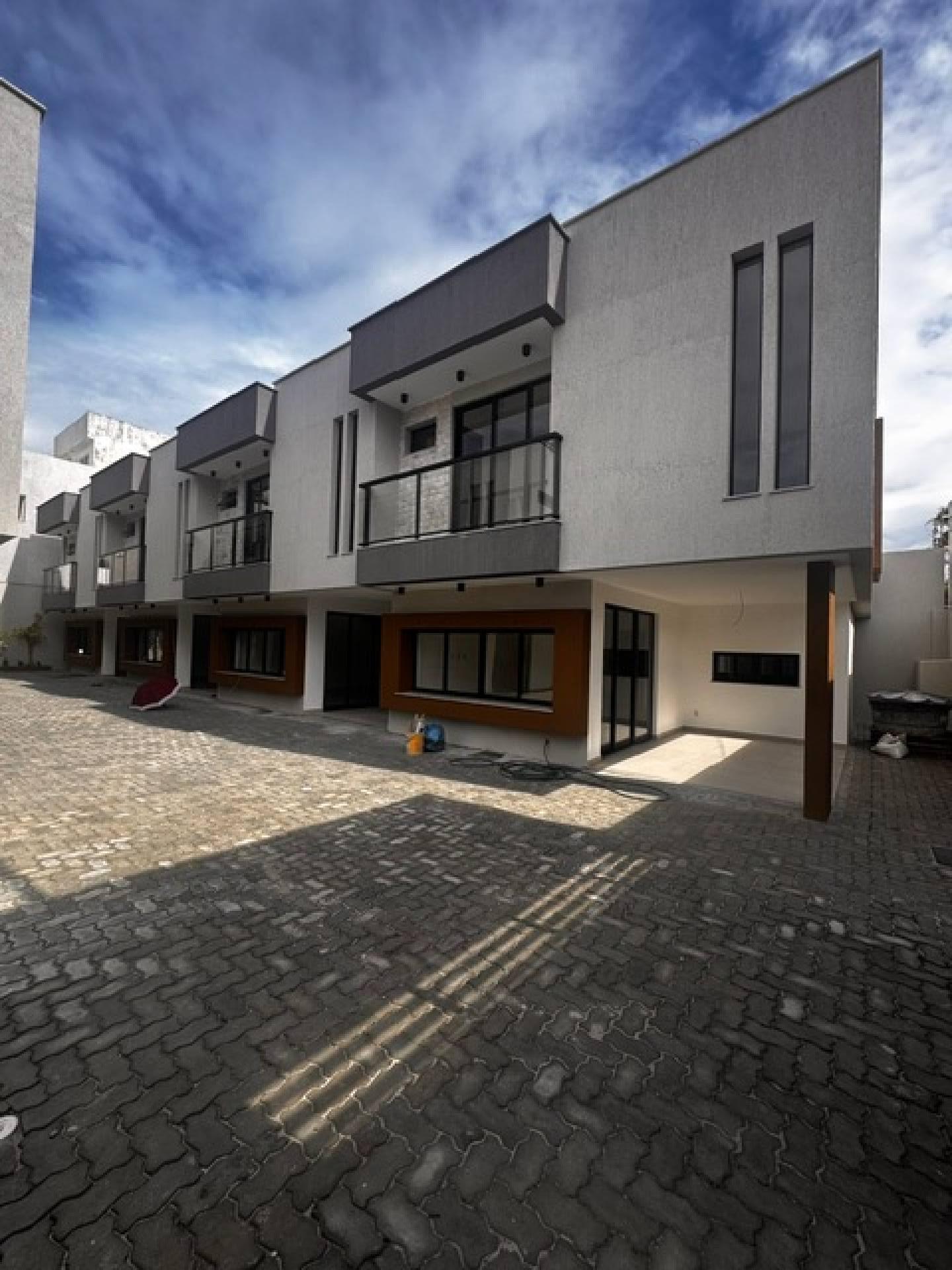 Casa em Ipitanga com 4/4 - condomínio fechado.