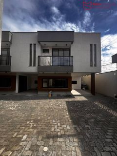 Casa em Ipitanga com 4/4 - condomínio fechado.