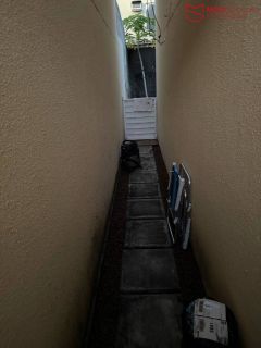 Casa de cond. á venda 2/4, sendo 1 suíte, em abrantes.