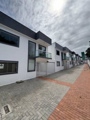 Casa à venda com 3 suítes no Miragem – Lauro de Freitas.