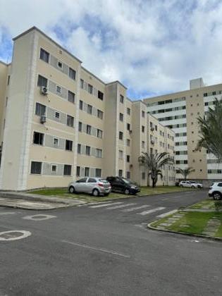 Apartamento com 2/4 térreo no centro de Lauro de Freitas.